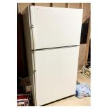 Kenmore top freezer refrigerator --works