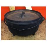 Cast iron kettle with lid