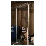 Adjustable clothing rack