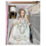 Madame Alexander "Queen Elizabeth" doll 33525