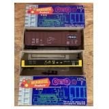 2 HO scale Roundhouse box cars