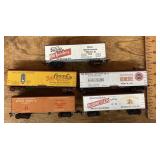 5 HO scale beer boxcars