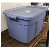 Large Rubbermaid tote