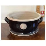 Pottery bowl with handles