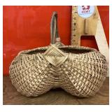 Hand woven buttocks basket wityh twig handle