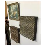 Wall decor and hooks in bathroom