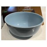 Pyrex 2 1/2 quart delphite blue mixing bowl