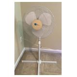 Adjustable oscillating floor fan