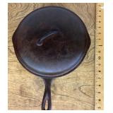 Cast-iron skillet with lid