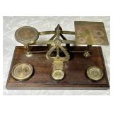 Vintage 1958 desktop balance scale w/3 weights