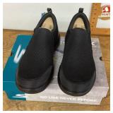Menï¿½s Skechers walking shoes Size 14