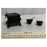 Cast-iron Queen toy stove & 2 pots