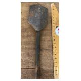Folding trench shovel