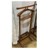 Menï¿½s wooden valet
