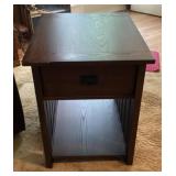 Oak end table with drawer