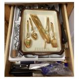 Contents of kitchen drawer