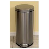Like NEW SimpleHuman  8 gal. step-on trash can