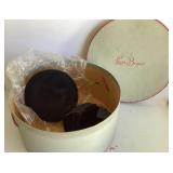 Hat box with 2 vintage ladies