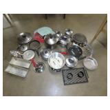 Lot of Pots / Pans - Kitchenware