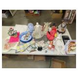 Table Lot of Dolls / Household