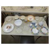 Table Lot of Glassware