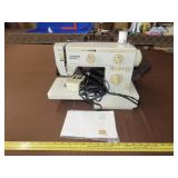 Singer Merritt 4022 Sewing Machine w/ Travel Case