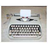 Royal Royalite 64 Typrwriter