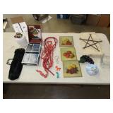 Table Lot of Decor