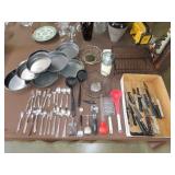 Table Lot of Kitchen & Bakeware