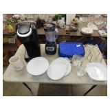 Table Lot of Kitchen & Bakeware