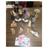 Table Lot of Figurines & Decor