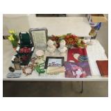 Table Lot of Decor