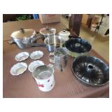 Table Lot of Cookware