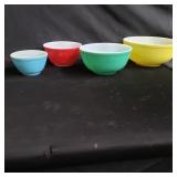 Vintage Pyrex set of 4 colored mixing bowls