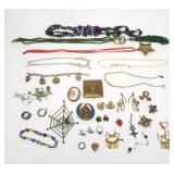 Group of costume jewelry, necklaces, brooche,