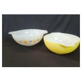 Pair of vintage Pyrex bowls