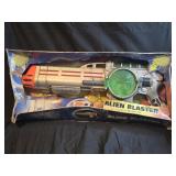 Vintage 1997 MIB Alien Blaster