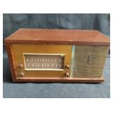 Mid-Century Magnavox model FM-16-1 tube radio