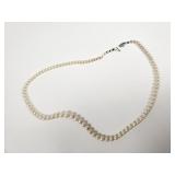Pearl necklace with gold clasp, marked 14kg