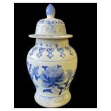 Vintage Chinese blue & white porcelain ginger jar