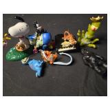 Lot of 7 assorted figures / toys