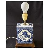 Vintage Chinese blue & white porcelain lamp