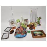 Misc vintage items; ceramic frogs, foo dog