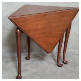 Kittinger mahogany handkerchief drop leaf corner