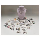 Group of costume jewelry, necklaces, brooches,