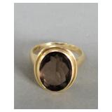 Minimalist 18k gold ring depicting a smoky