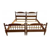 Pair Vintage Spindle Twin Beds 41'x41'x41'