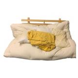 Wood Pallet w/ Bedding - 60 x 29 x 31