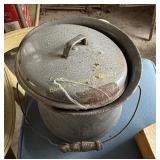 Graniteware pot with lid