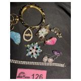 Lot of costume jewelry, 2 necklaces, 3 earrings